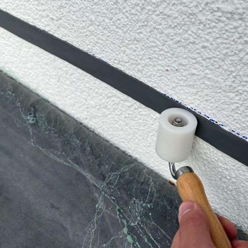 Preview: Doppelseitiges Dichtband MicroSealant 2,5 cm x 5 m anbringen