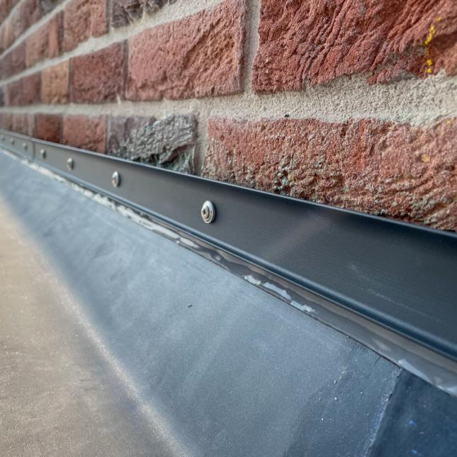 Wandanschluss leicht gemacht mit dem DACHPROTECT Wandanschlussprofil DP43